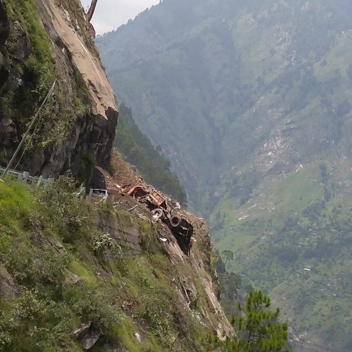 हिमाचलमध्ये दरड कोसळली, २ ठार तर ३० जण बेपत्ता...