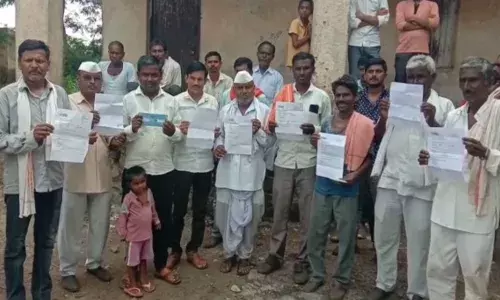 दोन वेळेस कर्जमाफी होऊनही हिंगोलीतील शेतकरी लाभापासून वंचितच दोन वेळेस कर्जमाफी होऊनही हिंगोलीतील शेतकरी लाभापासून वंचितच