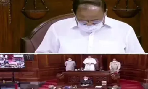 व्यंकय्या नायडू यांच्या डोळ्यात अश्रू, राज्यसभेत विरोधकांचा गदारोळ... व्यंकय्या नायडू यांच्या डोळ्यात अश्रू, राज्यसभेत विरोधकांचा गदारोळ...