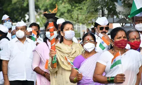 आमदार प्रणिती शिंदेंच्या नेतृत्वात स्वातंत्र्यदिनी काँग्रेसचा मशाल लॉंगमार्च आमदार प्रणिती शिंदेंच्या नेतृत्वात स्वातंत्र्यदिनी काँग्रेसचा मशाल लॉंगमार्च