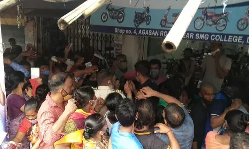 लसीकरणाचा गोंधळ : साडे तीन लाख लोकांकरीता फक्त दोनच लसीकरण केंद्र... लसीकरणाचा गोंधळ : साडे तीन लाख लोकांकरीता फक्त दोनच लसीकरण केंद्र...