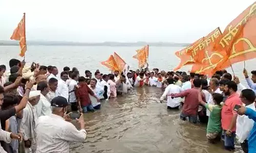 ओझरखेडा तलावमध्ये पाणी सोडण्यासाठी आमदार चंद्रकांत पाटलांचे जलसमाधी आंदोलन