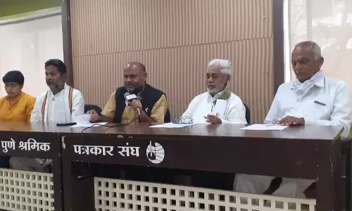 अण्णा हजारेंच्या मौनावर देश बचाव जनआंदोलनाने खदखद केली व्यक्त अण्णा हजारेंच्या मौनावर देश बचाव जनआंदोलनाने खदखद केली व्यक्त