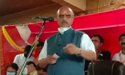 राज्य सरकारमधील मंत्री गुळाच्या ढेपीला चिटकलेल्या मुंगळ्याप्रमाणे खुर्चीला चिकटून बसलेत- कराड