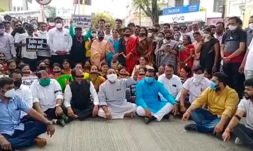 युवा स्वाभिमानच्या गोंधळानंतर भाजपचे महात्मा गांधी पुतळ्याजवळ आंदोलन युवा स्वाभिमानच्या गोंधळानंतर भाजपचे महात्मा गांधी पुतळ्याजवळ आंदोलन