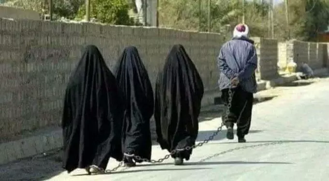 Fact Check अफगाणिस्तानमध्ये महिलांच्या पायात खरंच बेड्या घातल्या आहेत का ?