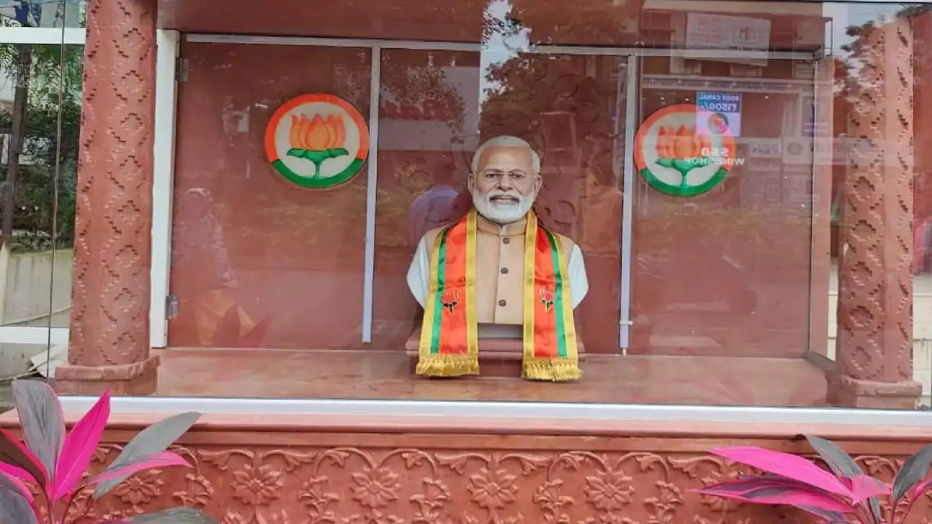 पंतप्रधान नरेंद्र मोदी यांचा औंध येथील मंदिरातील पुतळा हटवला