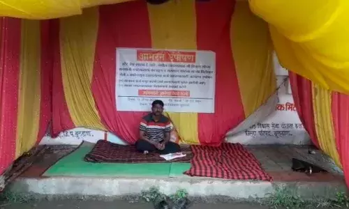 कर्जासाठी युवकाचे जिल्हाधिकारी कार्यालयासमोर स्वातंत्र्य दिनापासून उपोषण
