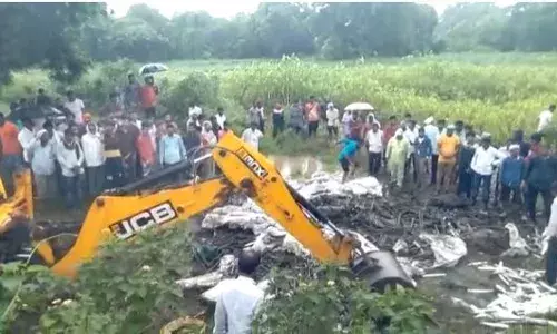 टिप्पर पलटी झाल्याने १३ मजूर ठार तर ७ जखमी..., टिप्पर पलटी झाल्याने १३ मजूर ठार तर ७ जखमी...,