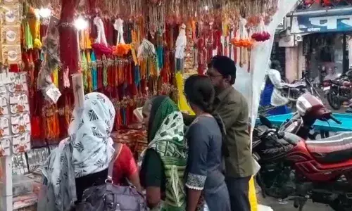 राखी बाजार सजला; मात्र विक्रीला अल्प प्रतिसाद राखी बाजार सजला; मात्र विक्रीला अल्प प्रतिसाद