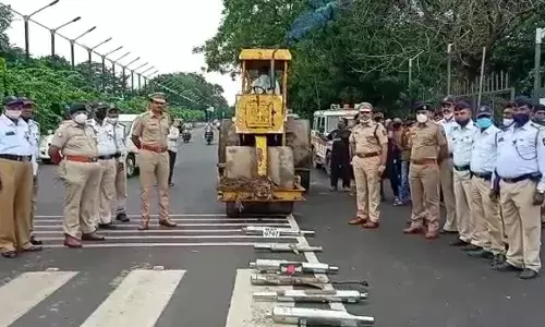 कर्कश आवाज करणाऱ्या सायलेन्सरवर वाहतूक शाखेने फिरवला रोलर