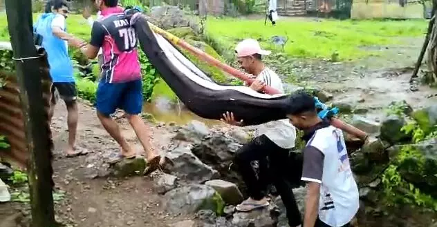 महाराष्ट्राची आरोग्य व्यवस्था झोळीत, रस्ता नसल्यानं रुग्णांच्या जीवाशी होतोय खेळ