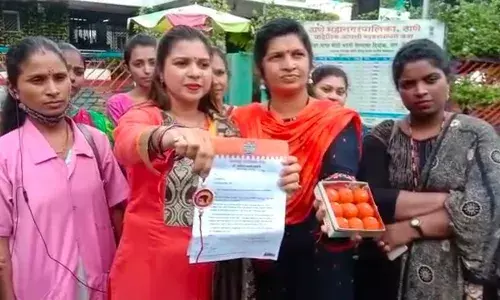 श्रेय लाटण्याचे राजकारण महापौरांना लखलाभो म्हणत मनसेकडून महापौरांना राखी- लाडुची भेट श्रेय लाटण्याचे राजकारण महापौरांना लखलाभो म्हणत मनसेकडून महापौरांना राखी- लाडुची भेट