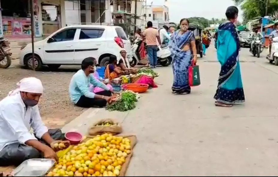 सटाणा तालुक्यातील आठवडे बाजार सुरू करण्याची मागणी