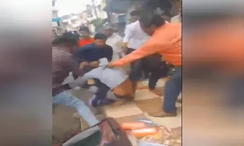 हिंदूंच्या वस्तीत बांगड्या विकणाऱ्या मुस्लिम तरुणाला मारहाण? हिंदूंच्या वस्तीत बांगड्या विकणाऱ्या मुस्लिम तरुणाला मारहाण?