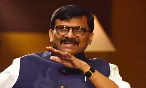 फडणवीस आणि पाटील यांच्या गळ्यात फाटका फुगा अडकला फडणवीस आणि पाटील यांच्या गळ्यात फाटका फुगा अडकला