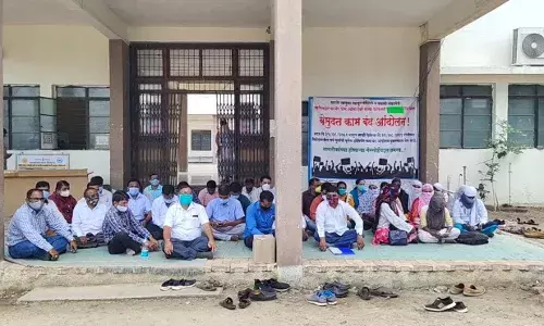 पारनेर तहसील कार्यालयातील कर्मचाऱ्यांचे काम बंद आंदोलन