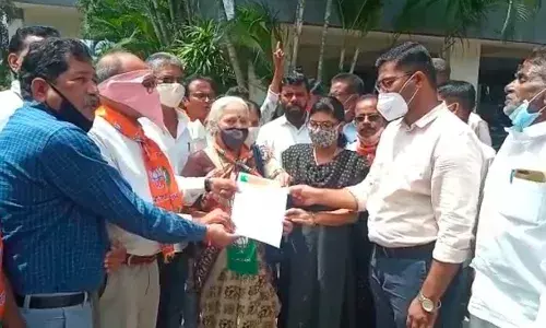 सोनिया सेनेच्या कार्यकर्त्यांकडून पोलीस यंत्रणेचा गैरवापर