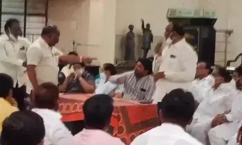 सोलापुरात काँग्रेस भवनमध्ये कार्यकर्ते एकमेकांना भिडले सोलापुरात काँग्रेस भवनमध्ये कार्यकर्ते एकमेकांना भिडले