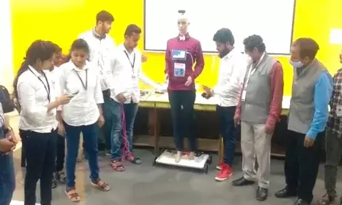 तेरणा अभियांत्रीकी महाविद्यालयातील विद्यार्थ्यांनी बनवला रोबोट मिस मास्की तेरणा अभियांत्रीकी महाविद्यालयातील विद्यार्थ्यांनी बनवला रोबोट मिस मास्की