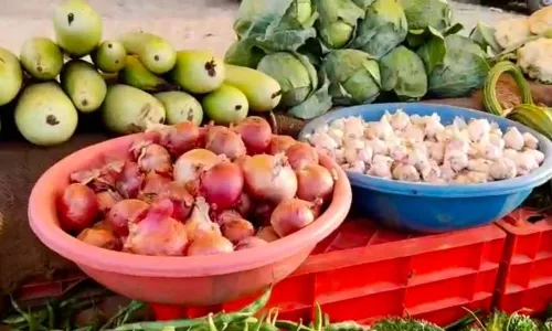 भाजीपाल्याचे दर कोसळल्याने शेतकऱ्यांसह विक्रेते अडचणीत