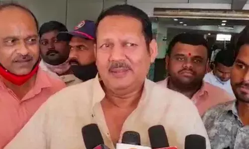 खासदार उदयनराजे भाेसले यांनी जिल्हा बॅंकेला दिली भेट खासदार उदयनराजे भाेसले यांनी जिल्हा बॅंकेला दिली भेट