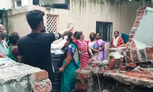 जुन्या वाड्याची भिंत कोसळून एकाचा मृत्यू, दोघे जण अडकल्याची भीती जुन्या वाड्याची भिंत कोसळून एकाचा मृत्यू, दोघे जण अडकल्याची भीती