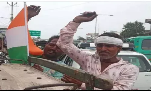 Fact Check: लखनौ तांगेवाल्यांनी खरंच पाकिस्तान झेंडा आपल्या तांग्यावर रंगवलाय का? Fact Check: लखनौ तांगेवाल्यांनी खरंच पाकिस्तान झेंडा आपल्या तांग्यावर रंगवलाय का?