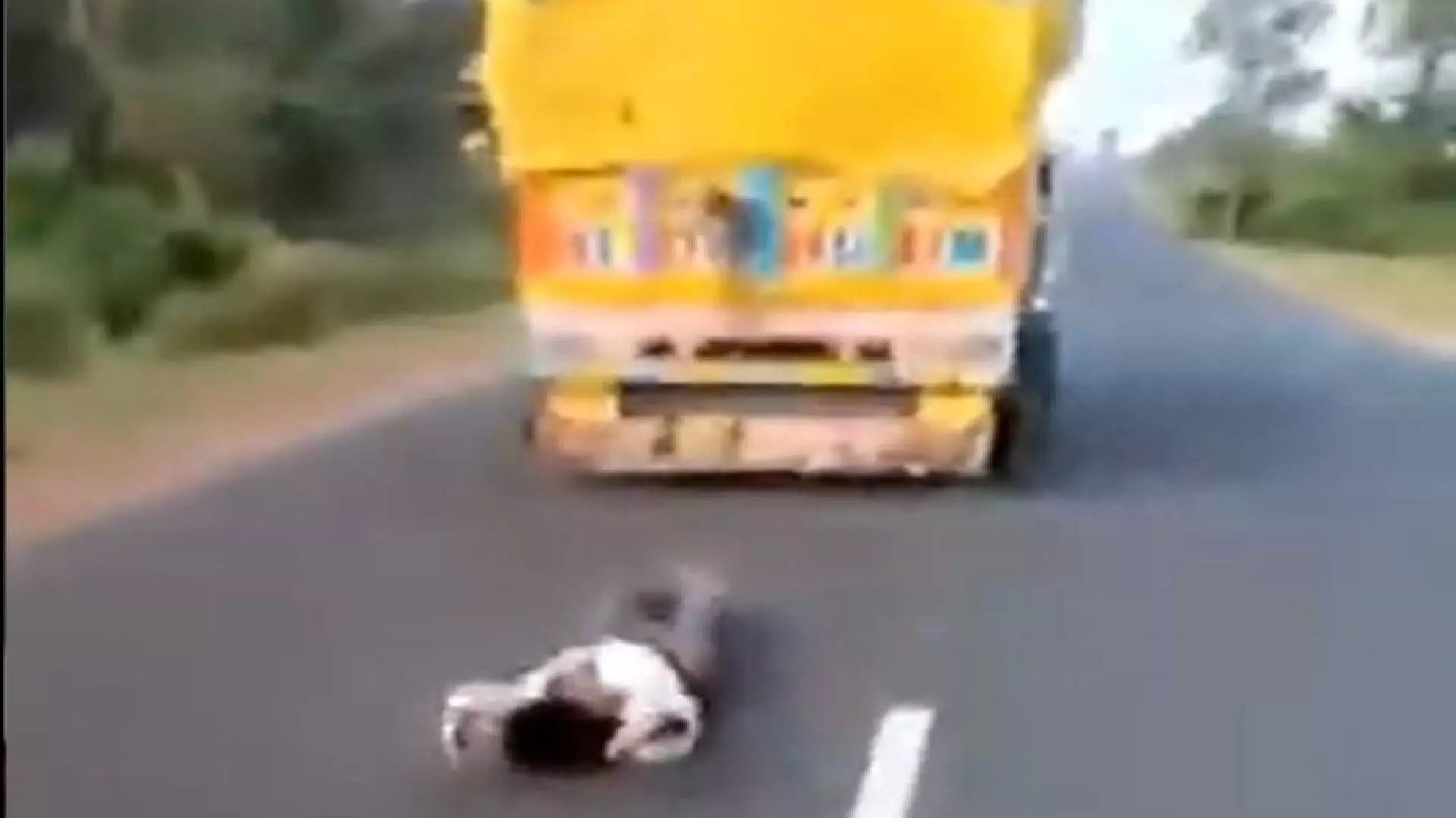 Video: आदिवासी तरुणाला ट्रकला बांधून बेदम मारहाण, मारहाणीत तरुणांचा मृत्यू