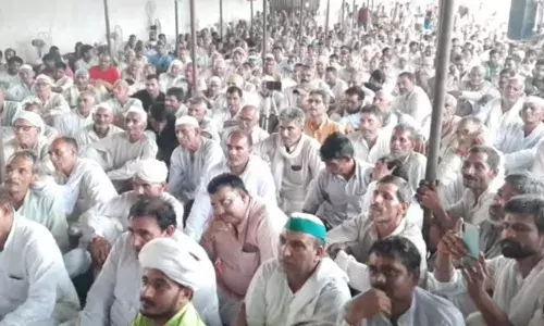 राज्यपालांनी मुख्यमंत्र्यांना झापले म्हणाले माफी मागा, शेतकऱ्यांच्या प्रश्नावर राज्यपाल तापले राज्यपालांनी मुख्यमंत्र्यांना झापले म्हणाले माफी मागा, शेतकऱ्यांच्या प्रश्नावर राज्यपाल तापले