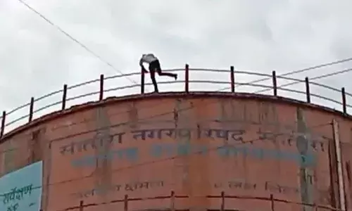 पाण्याच्या टाकीवर चढून युवकाचा आत्महत्येचा प्रयत्न पाण्याच्या टाकीवर चढून युवकाचा आत्महत्येचा प्रयत्न
