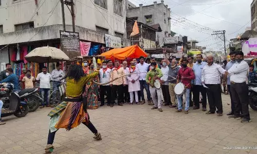 अहमदनगर येथील विशाल गणपती मंदिरात महाआरती करून भाजपचे आंदोलन अहमदनगर येथील विशाल गणपती मंदिरात महाआरती करून भाजपचे आंदोलन