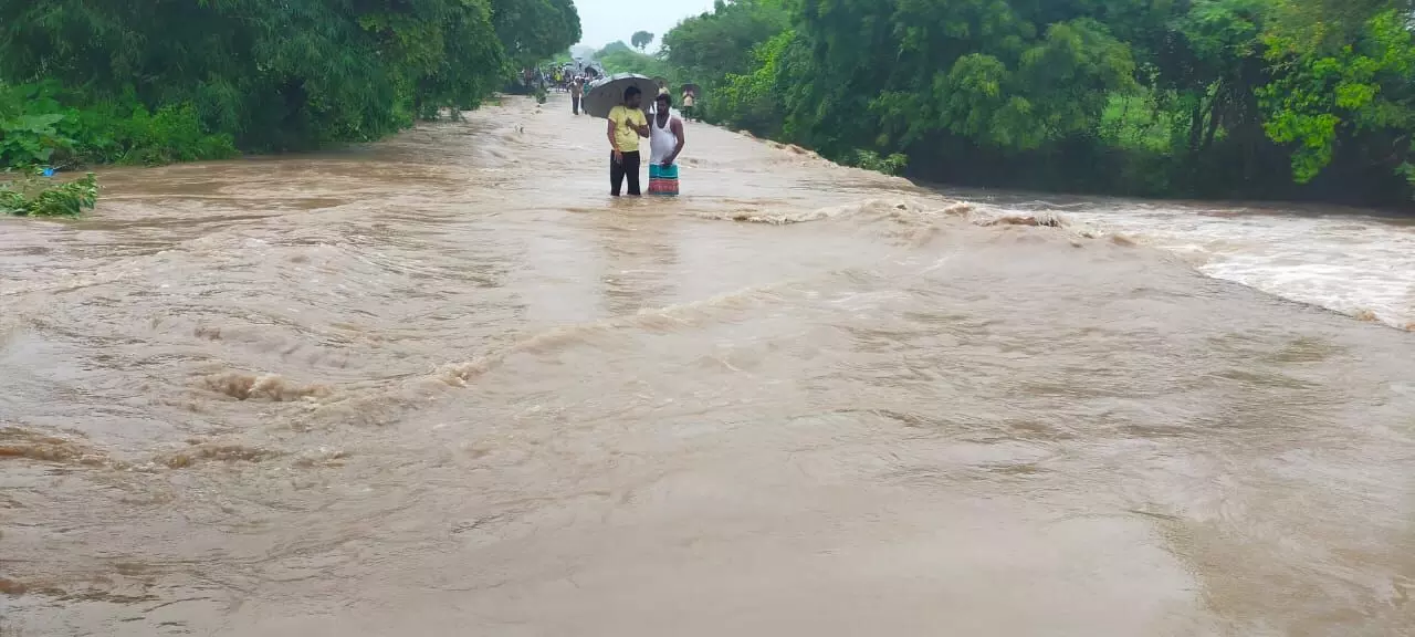 चाळीसगाव ढगफुटी; डोंगरी आणि तितुर नदीला पूर, चाळीसगाव शहरात पाणी शिरले