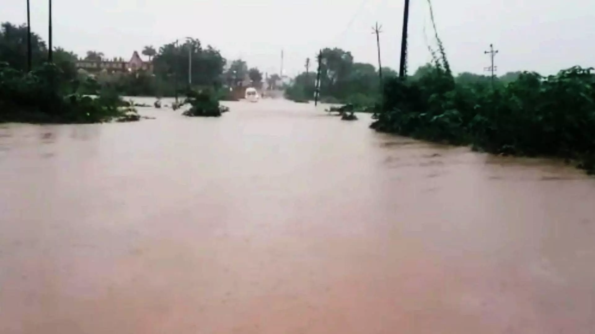 शेवगावमध्ये मुसळधार पावसामुळे नद्यांना पूर ; पैठण येथून बोट आणण्यासाठी प्रयत्न सुरू