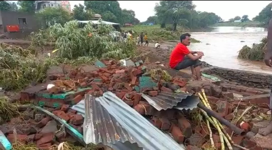 रोकडे गावातील पाणी ओसरले, मात्र नागरिकांच्या  समस्या वाढल्या