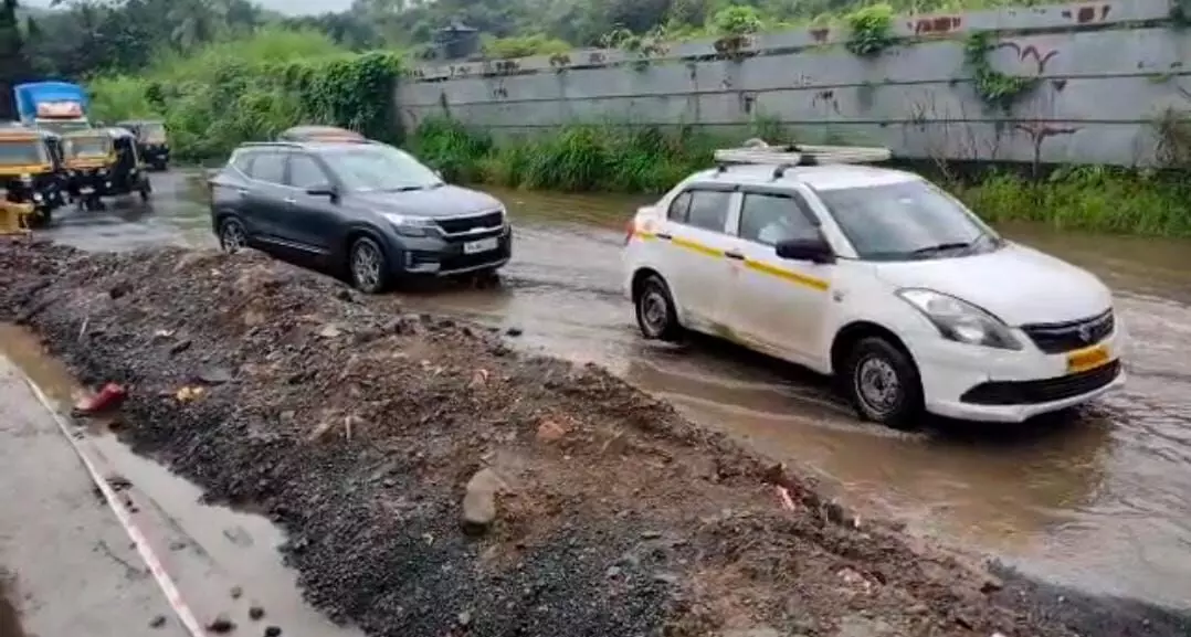 मुंबई-गुजरात महामार्गावरील मालजीपाडा भागात साचले पावसाचे पाणी