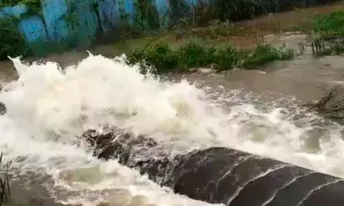 कल्याण शीळ रोडवरील एमआयडीसीची पाईप लाईन फुटली कल्याण शीळ रोडवरील एमआयडीसीची पाईप लाईन फुटली