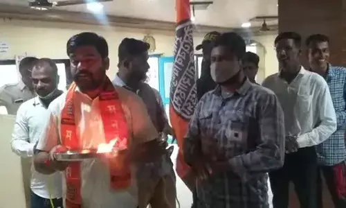 वीज प्रश्नावर मनसेचे आरती आंदोलन वीज प्रश्नावर मनसेचे आरती आंदोलन