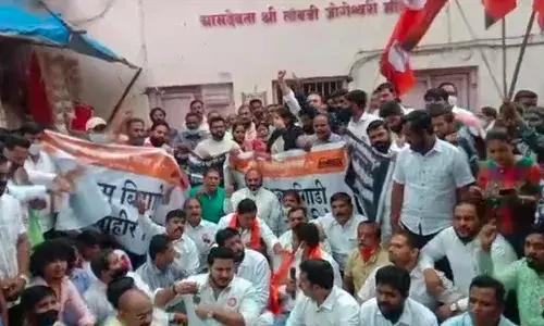 पुणे मनसेच्या वतीने मंदिरे उघण्यासाठी घंटानाद आंदोलन पुणे मनसेच्या वतीने मंदिरे उघण्यासाठी घंटानाद आंदोलन