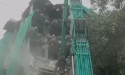 अनधिकृत इमारती पाडण्याच्या कारवाईला सुरूवात अनधिकृत इमारती पाडण्याच्या कारवाईला सुरूवात