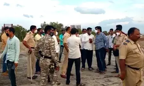 सिना कोळेगाव प्रकल्पातील स्थानिक मच्छीमारांच्या मनधरणीचे पोलीस प्रशासनाकडून प्रयत्न सिना कोळेगाव प्रकल्पातील स्थानिक मच्छीमारांच्या मनधरणीचे पोलीस प्रशासनाकडून प्रयत्न