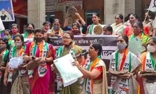 महिलांची फसवणूक केली म्हणून केंद्र सरकार गुन्हा दाखल करायला हवा- चाकणकर महिलांची फसवणूक केली म्हणून केंद्र सरकार गुन्हा दाखल करायला हवा- चाकणकर