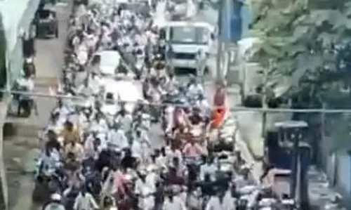 आपला तो बाब्या दुसऱ्याचं ते कार्ट… आपला तो बाब्या दुसऱ्याचं ते कार्ट…