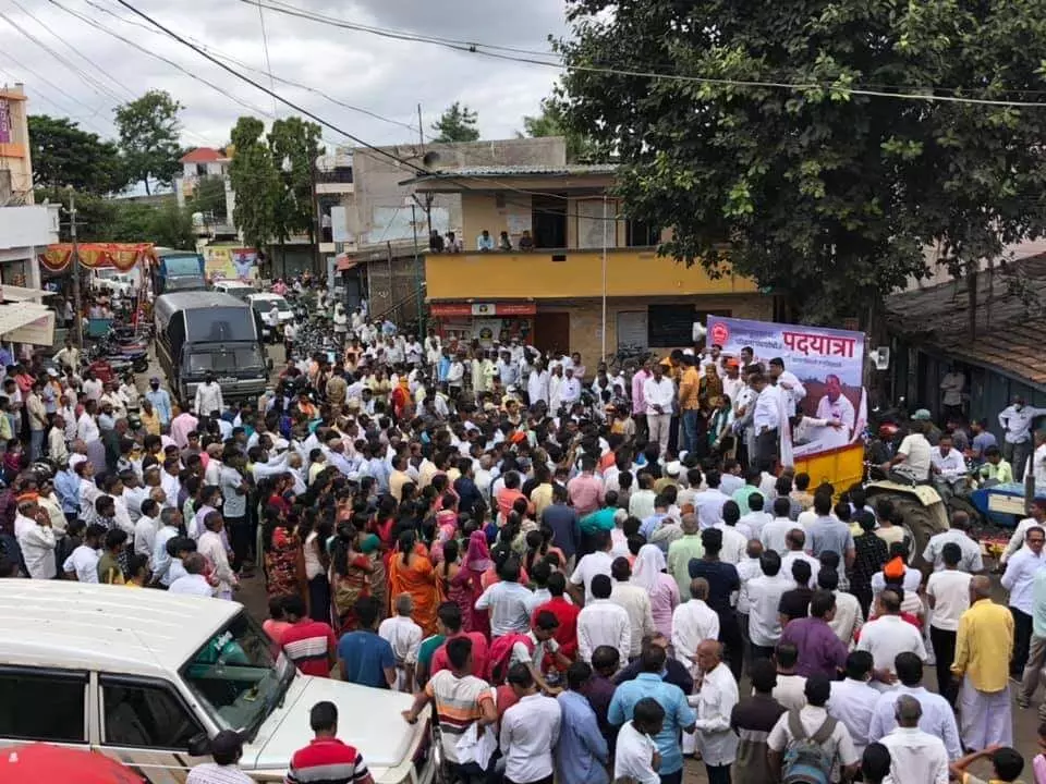 या सरकारला राजु शेट्टीसाहेब व त्यांच्यासोबत चालत येत असणाऱ्या शेतकऱ्यांचा बळी घ्यायचा आहे का?