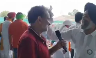 शेतकरी तुमचा ऋणी राहील, गोदी मीडियाच्या वातावरणात शेतकऱ्याने पुसला पत्रकाराचा घाम शेतकरी तुमचा ऋणी राहील, गोदी मीडियाच्या वातावरणात शेतकऱ्याने पुसला पत्रकाराचा घाम