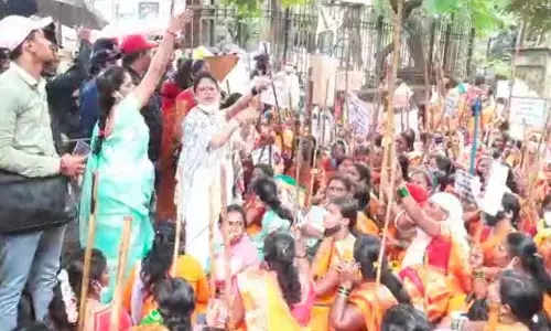 मायक्रो फायनान्सची कर्ज माफ करा ; महिलांचा जिल्हाधिकारी कार्यालयावर मोर्चा