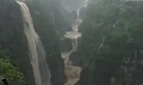 अजिंठा लेणीमधील सातकुंड धबधबा कोसळू लागला अजिंठा लेणीमधील सातकुंड धबधबा कोसळू लागला