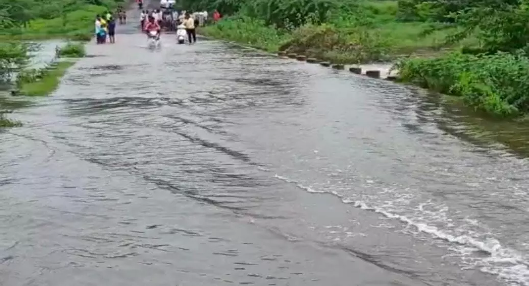 नागडे गावाजवळील पूल पाण्याखाली; येवला भारम रस्त्यावरील वाहतूक विस्कळीत