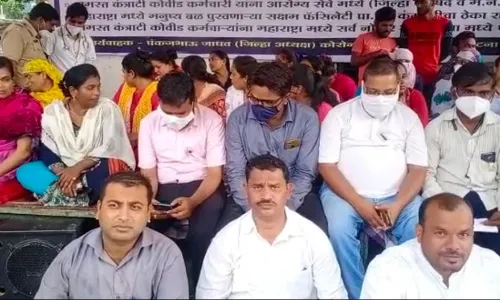 कोविड योद्धांंचे आमरण उपोषण;  प्रशासनाकडून मात्र दुर्लक्ष
