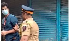 मुंबईत पत्रकारांवर पोलिसांची दादागिरी, कारवाईची मागणी